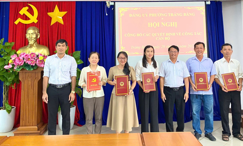 Phường Trảng Bàng trao quyết định về công tác cán bộ