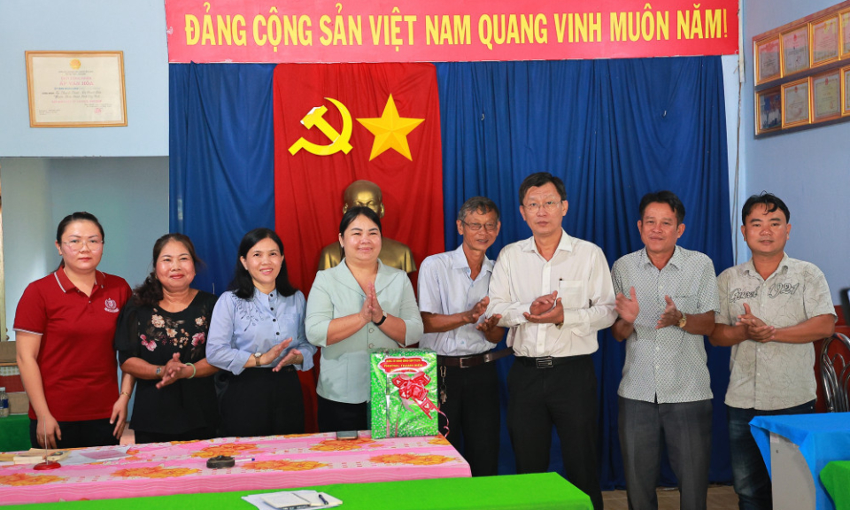 Ban Thường vụ Đảng ủy phường Thanh Điền thăm, động viên các khu phố trên địa bàn
