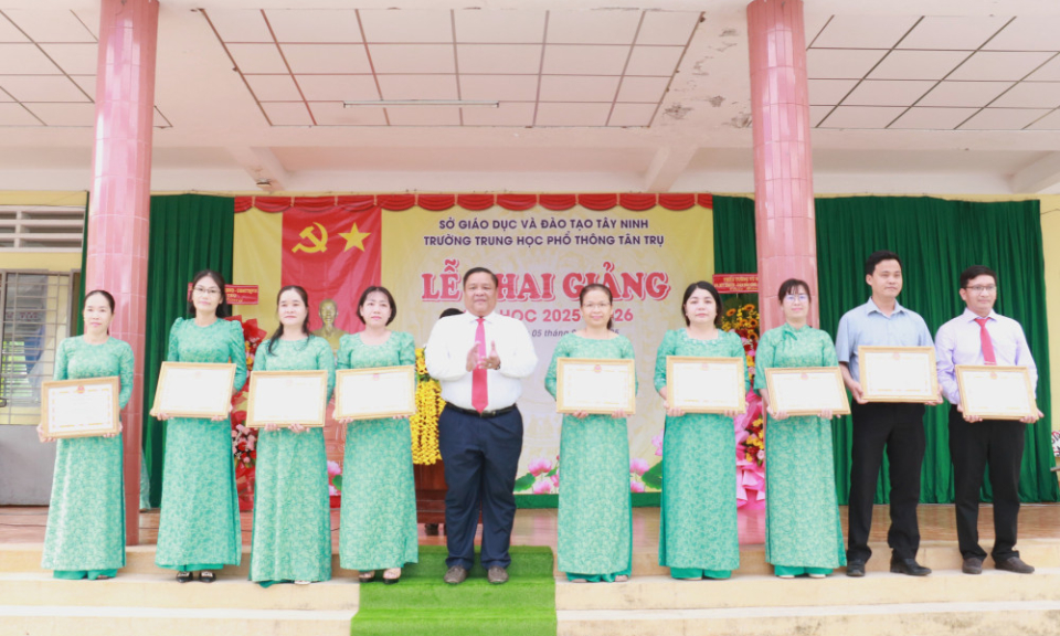 Trường THPT Tân Trụ khai giảng năm học 2025-2026