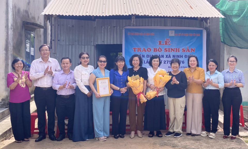 Trao tặng bò sinh sản cho phụ nữ khó khăn xã Ninh Điền