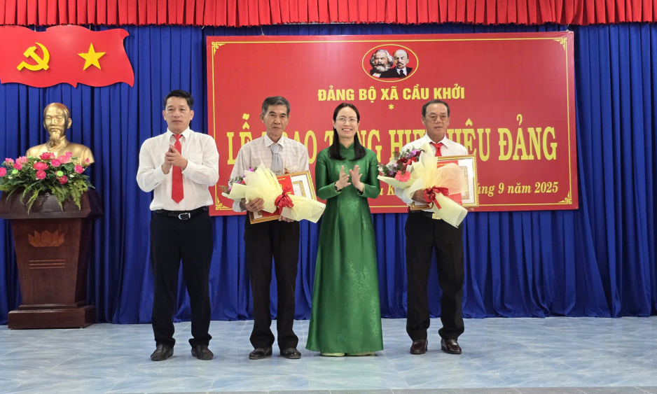 Xã Cầu Khởi trao Huy hiệu Đảng cho 4 đảng viên