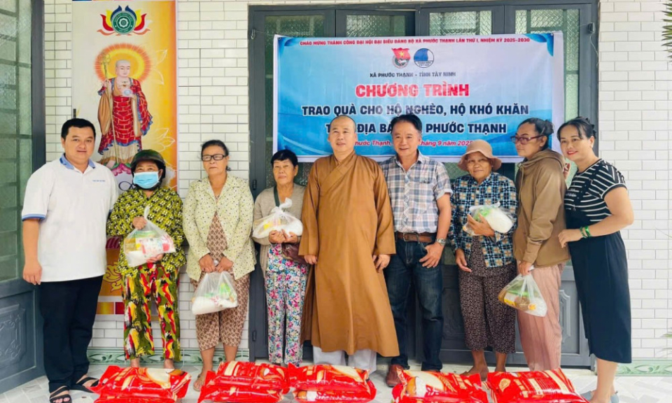 Xã Phước Thạnh trao quà cho người dân có hoàn cảnh khó khăn