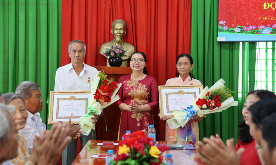 Đảng ủy xã Vĩnh Công trao Huy hiệu Đảng đợt 02/9
