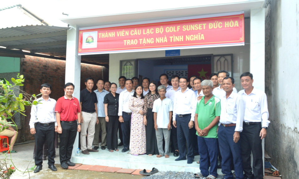Trao nhà tình nghĩa cho thân nhân liệt sĩ có hoàn cảnh khó khăn về nhà ở tại xã Đức Hòa