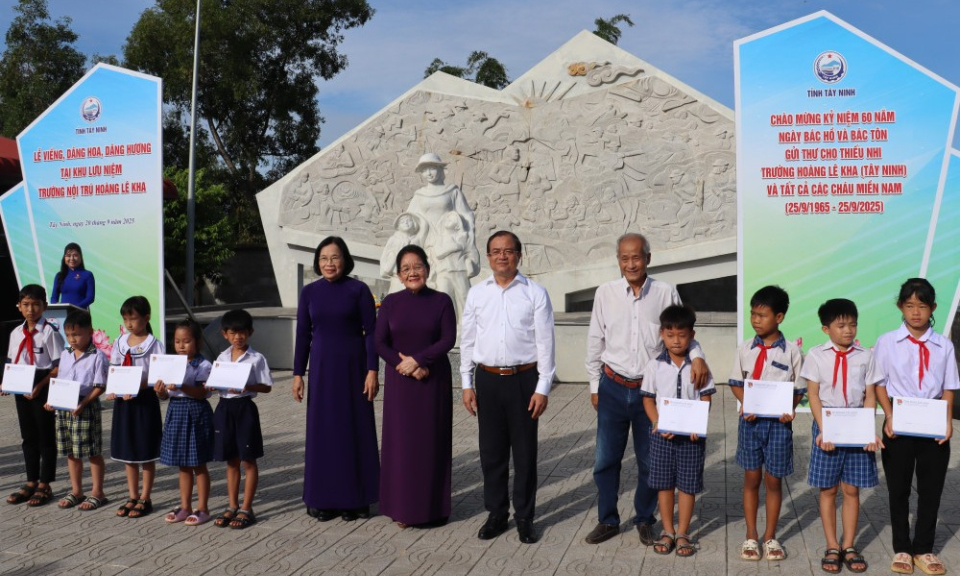 Kỷ niệm 60 năm ngày Bác Hồ và Bác Tôn gửi thư cho thiếu nhi Trường Hoàng Lê Kha và các cháu miền Nam