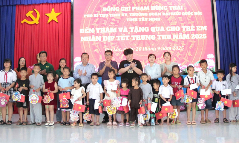 Phó Bí thư Tỉnh ủy Phạm Hùng Thái trao quà trung thu cho trẻ em tại phường Gia Lộc