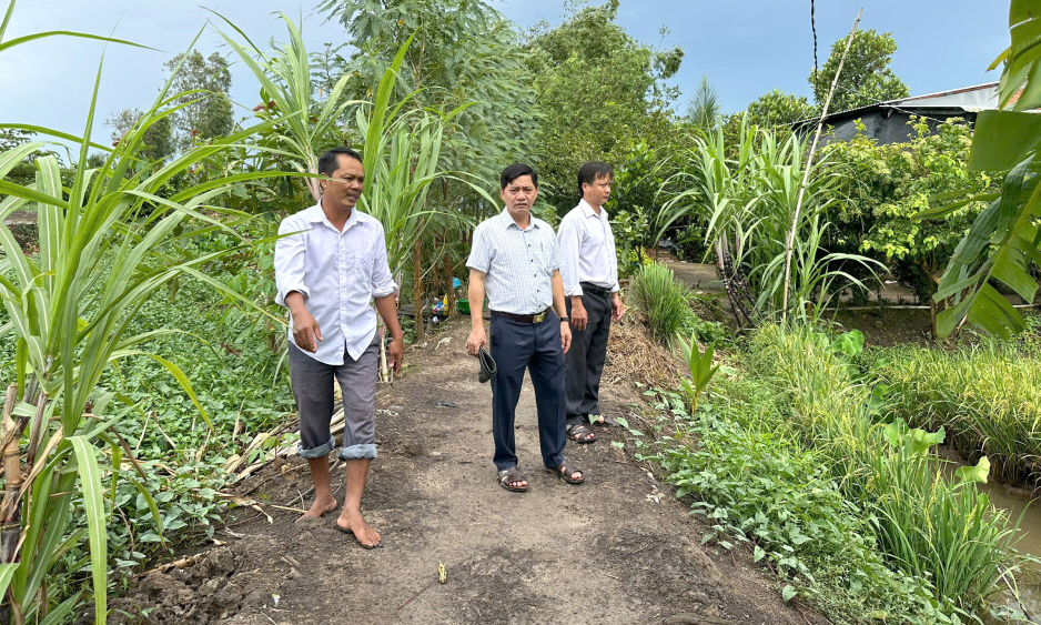 Lãnh đạo UBND xã Tân Thạnh kiểm tra tình hình sản xuất nông nghiệp