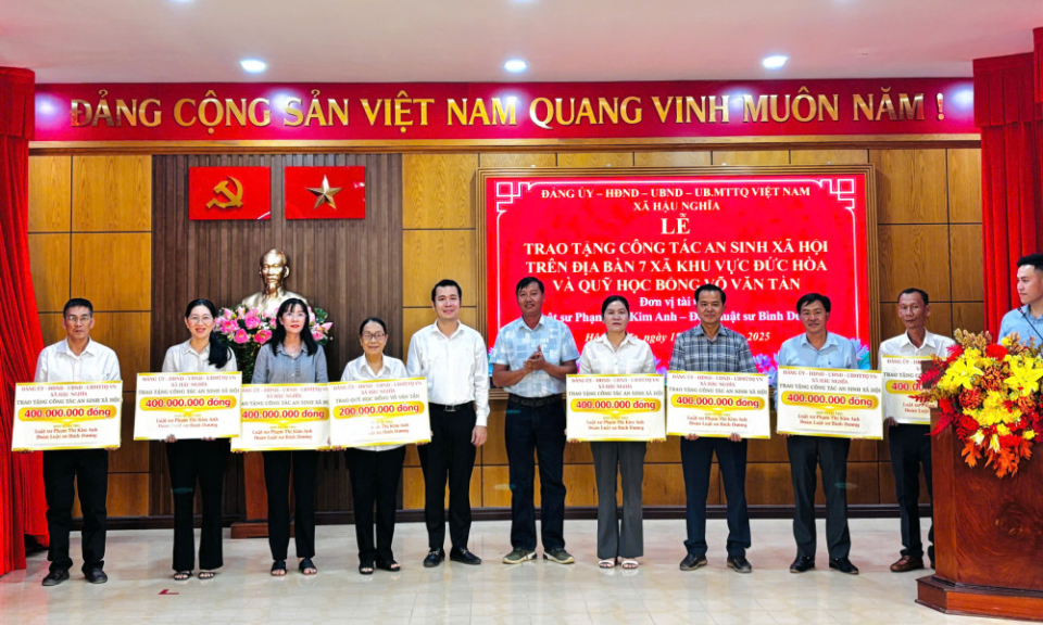 Tặng kinh phí thực hiện công tác an sinh xã hội cho 7 xã khu vực Đức Hòa