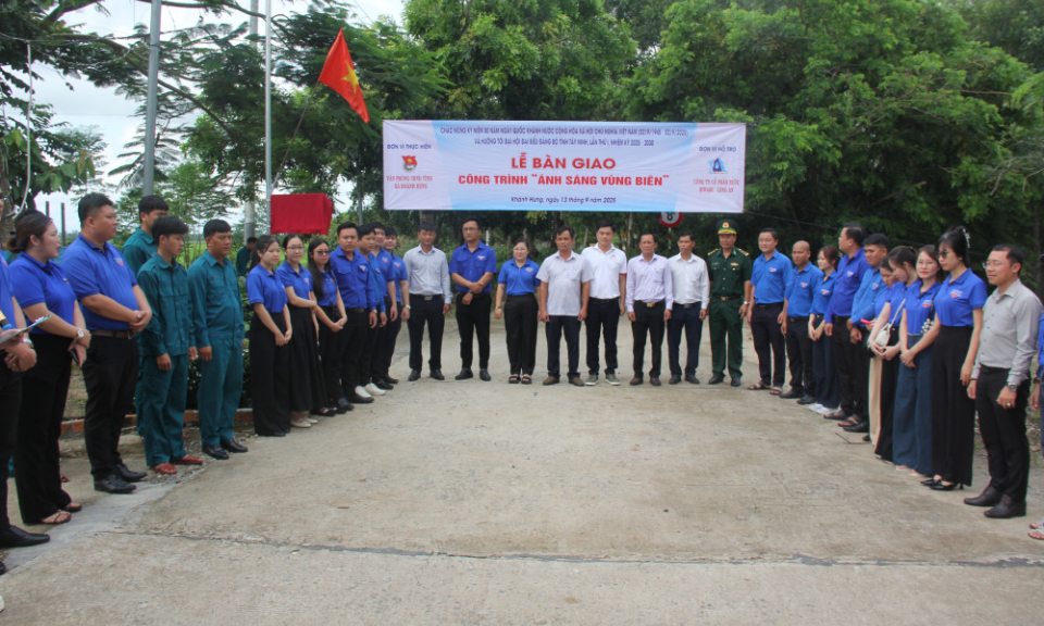 Khánh thành công trình 'Ánh sáng vùng biên' tại xã Khánh Hưng
