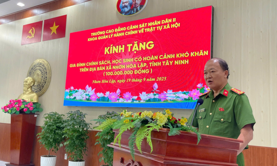 Trường Cao đẳng Cảnh sát Nhân dân II trao quà tại xã Nhơn Hòa Lập