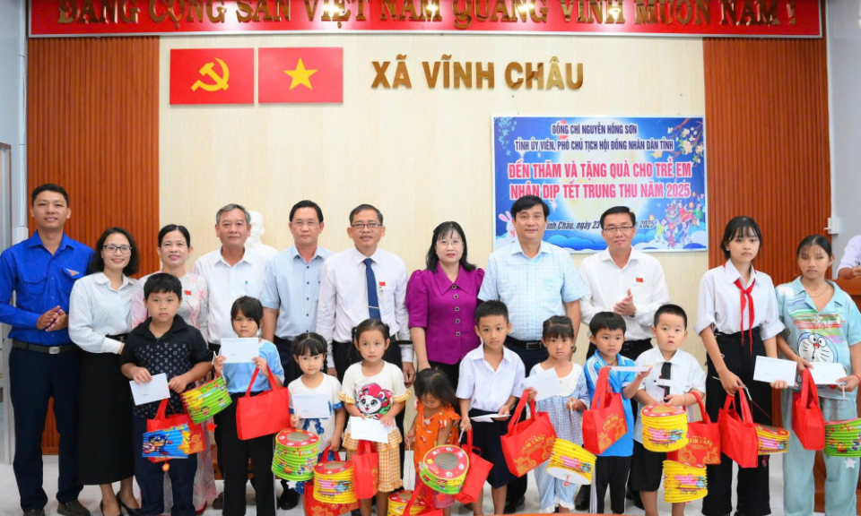 Phó Chủ tịch HĐND tỉnh Nguyễn Hồng Sơn thăm, tặng quà Trung thu cho trẻ em tại xã Vĩnh Châu
