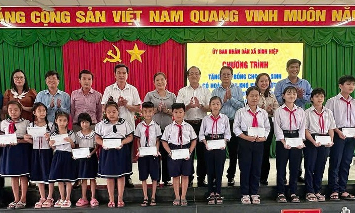Phó Chủ tịch UBND tỉnh Nguyễn Hồng Thanh trao học bổng cho học sinh tại xã Bình Hiệp