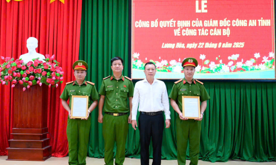 Công bố quyết định điều động Phó Trưởng Công an 2 xã Lương Hòa, Rạch Kiến