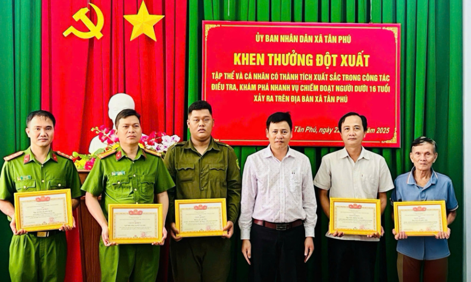 Xã Tân Phú: Khen thưởng đột xuất lực lượng Công an phá án