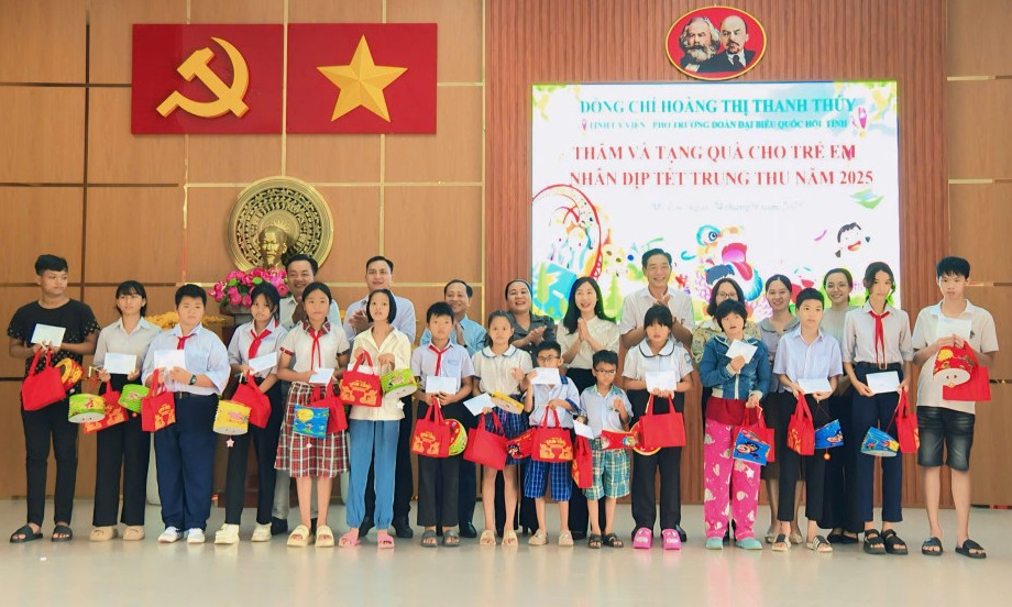Phó Trưởng đoàn chuyên trách Đoàn đại biểu Quốc hội tỉnh Hoàng Thị Thanh Thúy tặng quà Trung thu tại xã Mỹ Lộc, xã Phước Vĩnh Tây