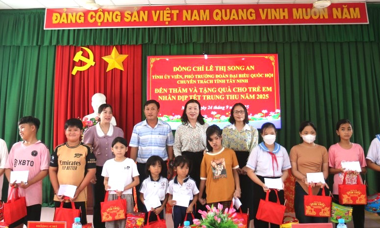 Phó Trưởng đoàn chuyên trách Đoàn đại biểu Quốc hội tỉnh Lê Thị Song An tặng quà Trung thu tại xã Mỹ An và xã Tân Long