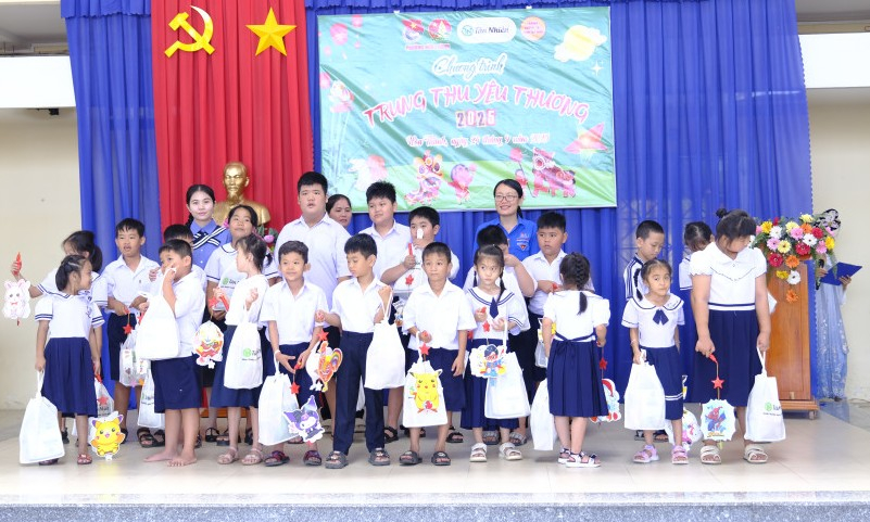 Trung thu yêu thương cho học sinh Trường khuyết tật tỉnh Tây Ninh