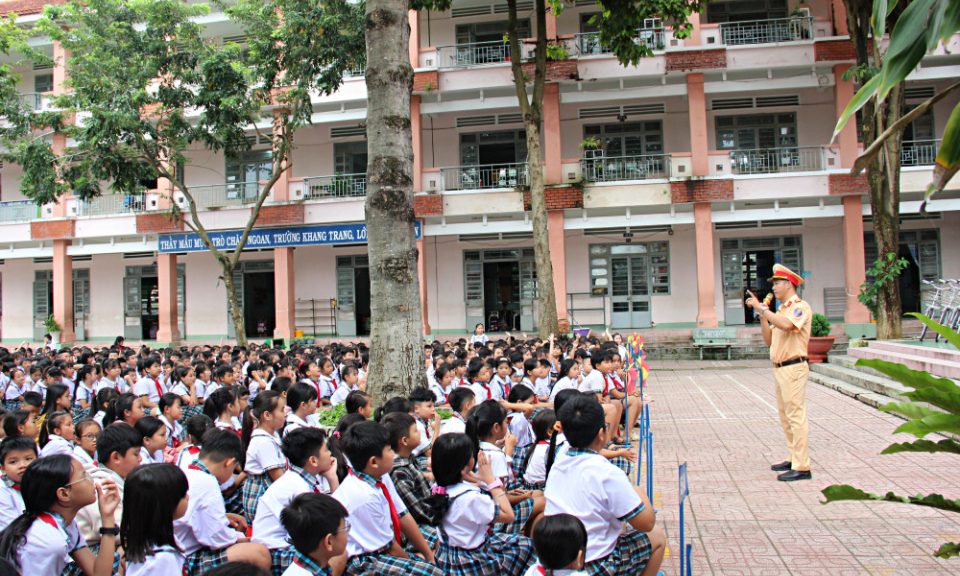 Tuyên truyền an toàn giao thông, trao tặng xe đạp cho học sinh xã Tân Biên