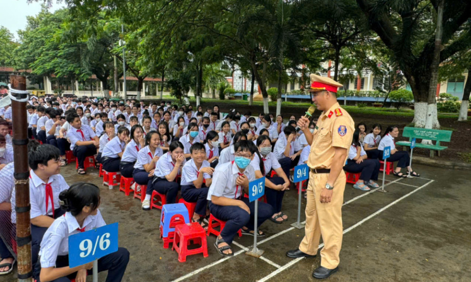 Cảnh sát giao thông tuyên truyền pháp luật cho học sinh Trường THCS Hậu Nghĩa
