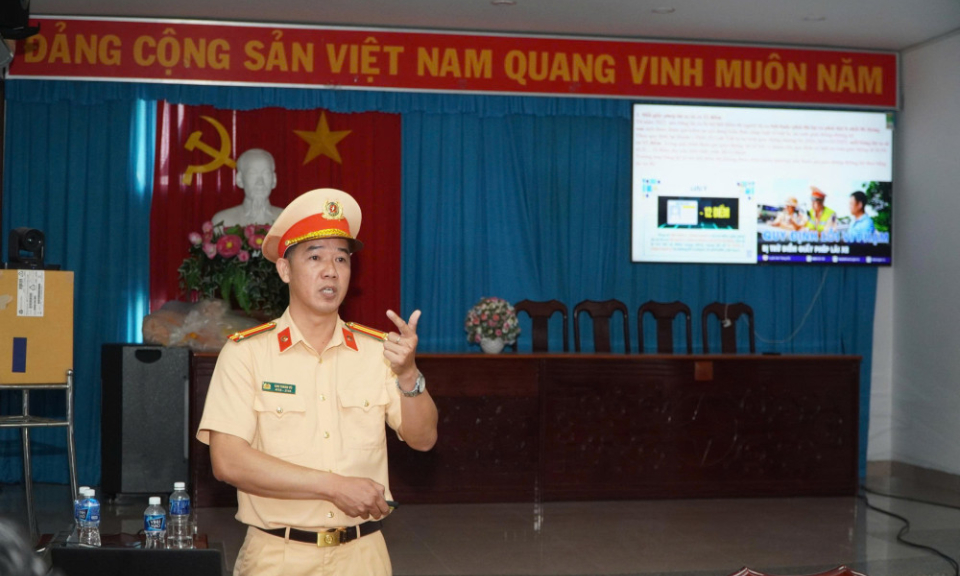 Tuyên truyền, phổ biến kiến thức về an toàn giao thông cho cán bộ, nhân viên điện lực