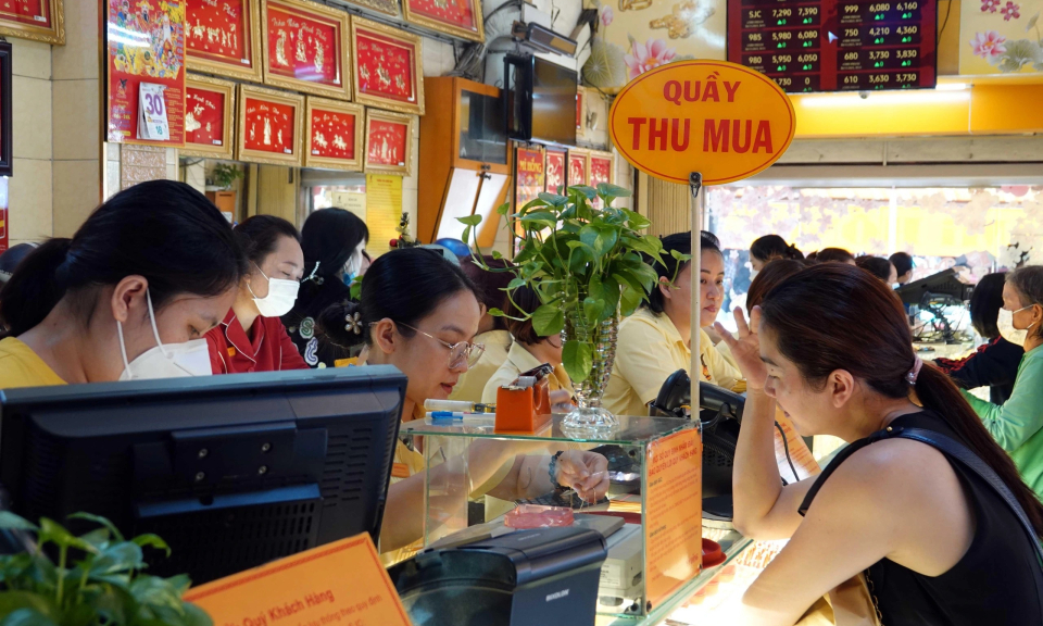Giá vàng hôm nay 28/9: Tăng cao nhưng người mua vẫn lỗ