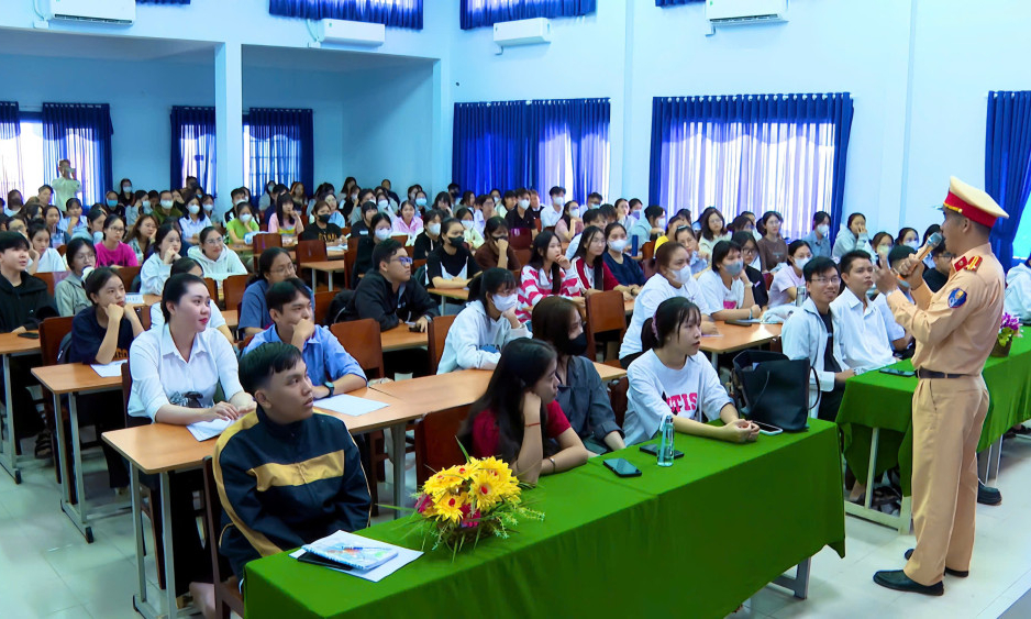 Trường Cao đẳng Y tế Long An tổ chức tuần sinh hoạt công dân - sinh viên năm học 2025-2026