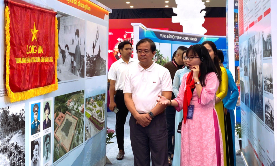 Phó Chủ tịch UBND tỉnh Nguyễn Hồng Thanh thăm, động viên đoàn Tây Ninh tham gia triển lãm thành tựu đất nước