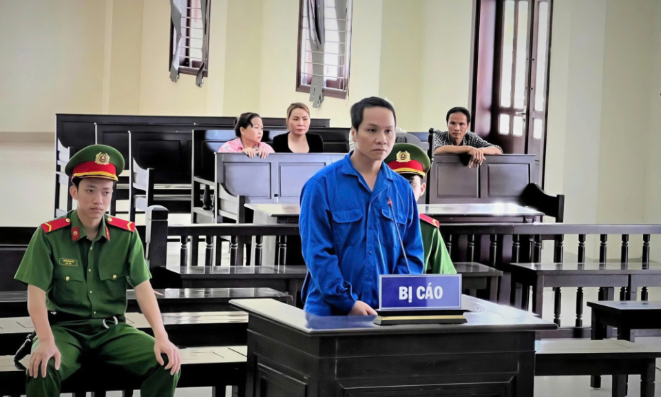 Dùng kéo đâm bạn gây thương tích 32% từ mâu thuẫn trong lúc đánh bài ăn tiền