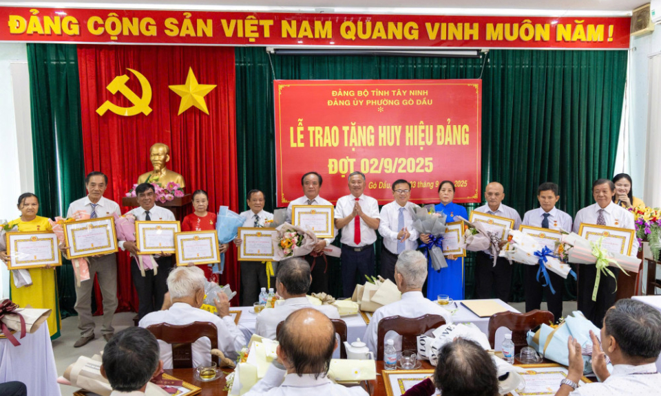 Phường Gò Dầu trao tặng Huy hiệu Đảng cho 25 đảng viên