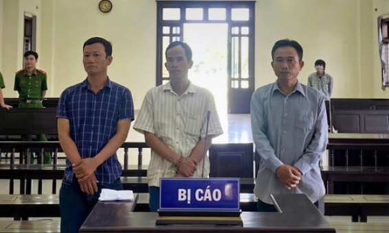 Hai đối tượng cấu kết lôi kéo nhiều người tham gia đánh bạc