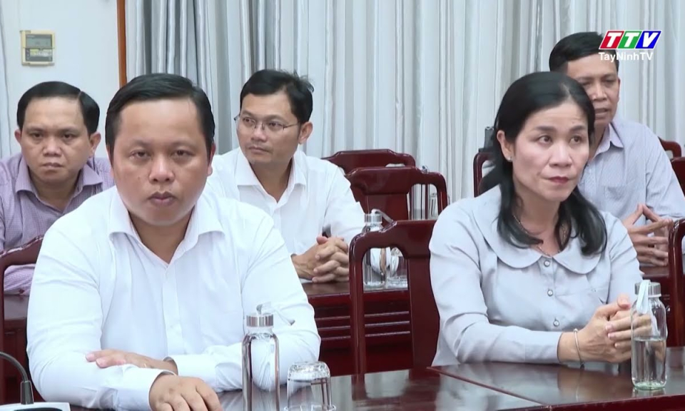 Bí thư Tỉnh ủy trao Huy hiệu Đảng cho đảng viên