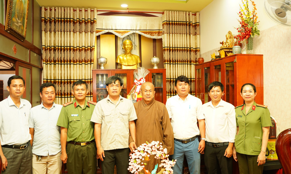 Phó Trưởng ban Tuyên giáo và Dân vận Tỉnh ủy Thành Từ Dũ thăm, tặng quà các cơ sở tôn giáo nhân dịp lễ Vu Lan