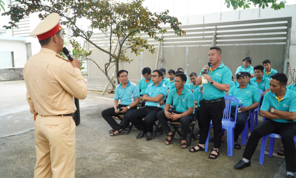 Công an Tây Ninh tuyên truyền pháp luật an toàn giao thông cho tài xế taxi