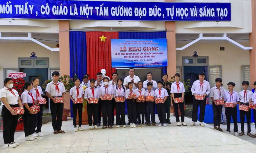 Ban Nội chính Tỉnh ủy tặng quà cho học sinh có hoàn cảnh khó khăn