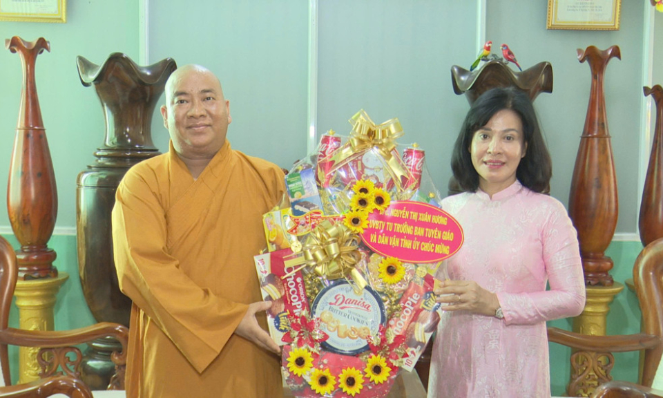 Trưởng ban Tuyên giáo và Dân vận Tỉnh ủy Nguyễn Thị Xuân Hương thăm, chúc mừng Đại lễ Vu lan tại Tịnh xá Ngọc Tâm