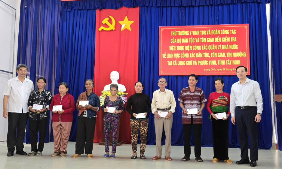 Đoàn công tác Bộ Dân tộc và Tôn giáo thăm người có uy tín, hộ gia đình chính sách tại xã Long Chữ, xã Phước Vinh