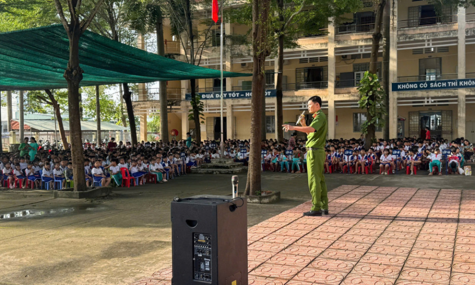 Công an xã Tân Châu: Tuyên truyền pháp luật về an toàn giao thông và phòng, chống pháo nổ
