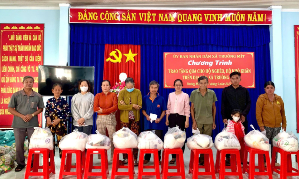 Xã Truông Mít: Trao tặng quà và sổ tiết kiệm cho hộ nghèo, hộ có hoàn cảnh khó khăn