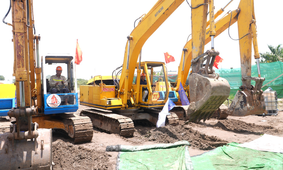 Gỡ vướng mắc, đẩy nhanh tiến độ dự án đường dẫn vào 3 cầu trên Đường tỉnh 827E