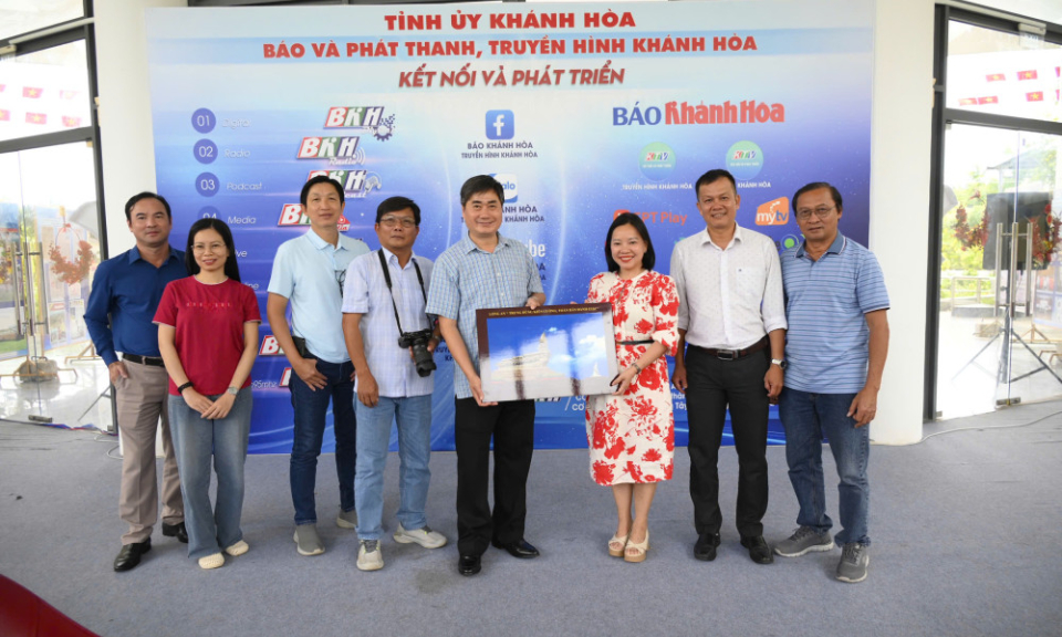 Báo và phát thanh, truyền hình Tây Ninh học tập, trao đổi mô hình hoạt động báo chí sau hợp nhất