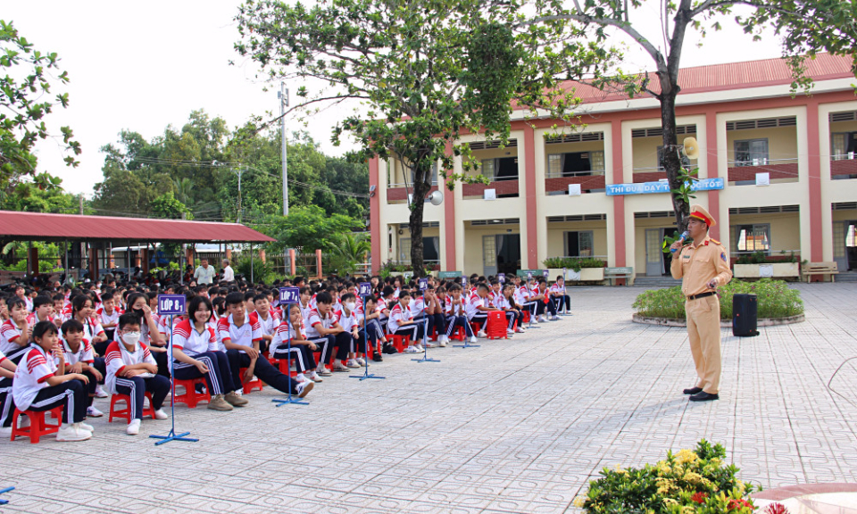 Trường học chú trọng tuyên truyền pháp luật về an toàn giao thông