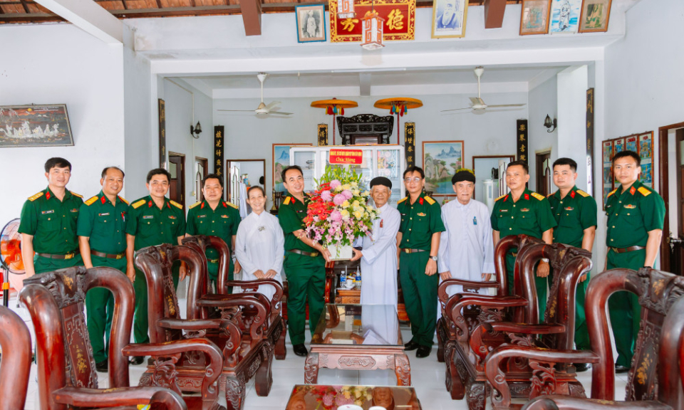 Bộ Chỉ huy Quân sự tỉnh Tây Ninh thăm các cơ sở tôn giáo