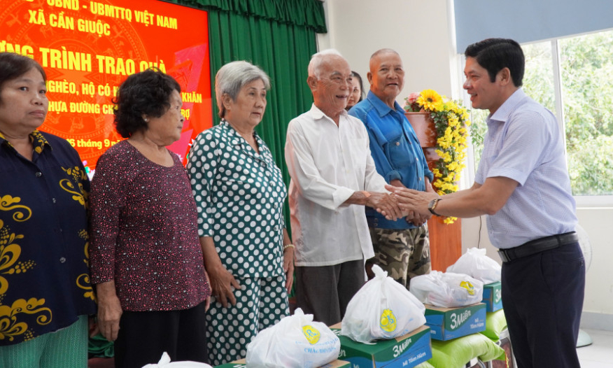 Xã Cần Giuộc trao quà cho hộ nghèo, cận nghèo và gia đình khó khăn