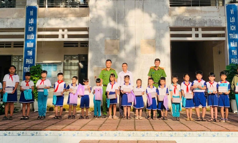 Công an xã Tân Châu: Lan tỏa yêu thương, tiếp sức học sinh nghèo đến trường