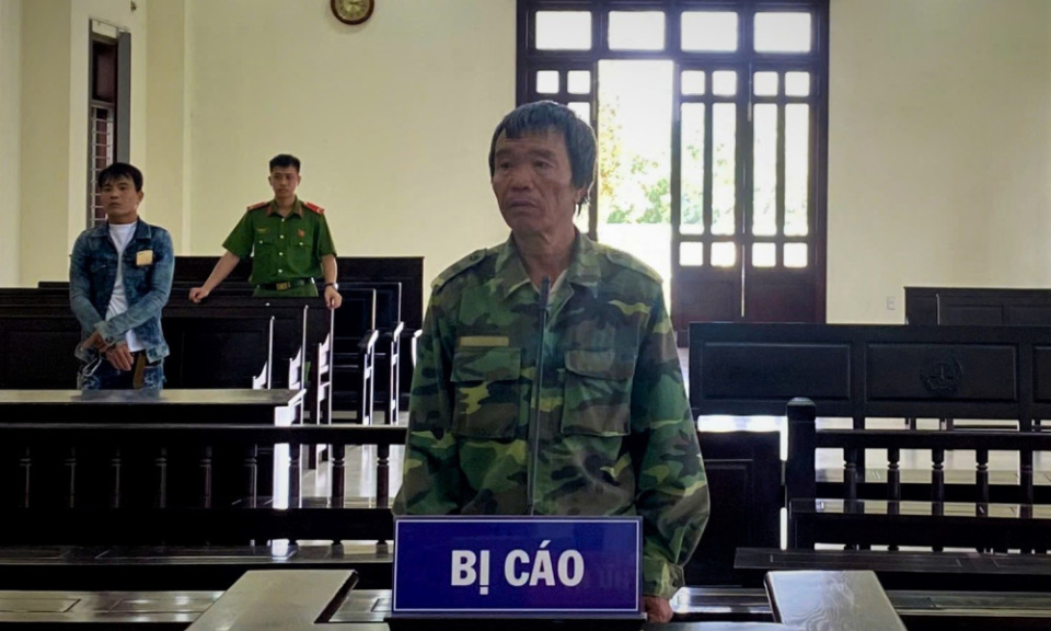 Đi tù vì đánh hàng xóm gây thương tích