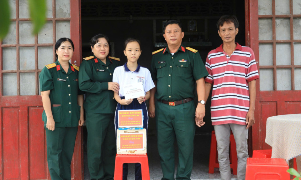 Bộ Chỉ huy Quân sự tỉnh Tây Ninh tặng quà cho học sinh có hoàn cảnh khó khăn