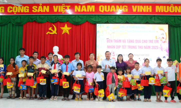 Phó Bí thư Tỉnh ủy Phạm Hùng Thái thăm, tặng quà trung thu tại xã Bình Hiệp