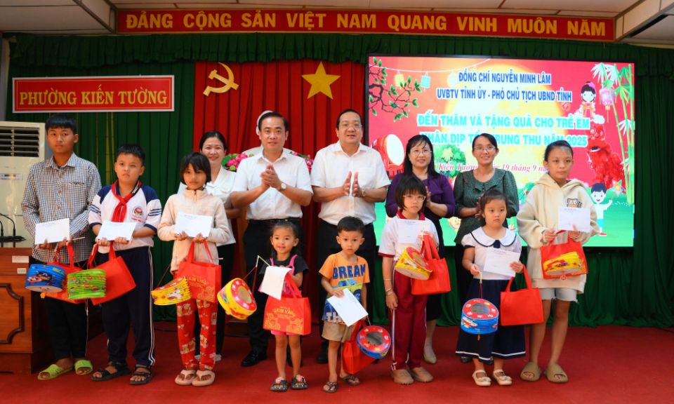 Phó Chủ tịch UBND tỉnh Nguyễn Minh Lâm trao quà trung thu cho trẻ em