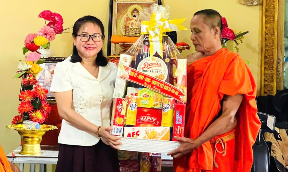 Lãnh đạo xã Hòa Hội thăm, chúc mừng lễ Sen Dolta của đồng bào Khmer