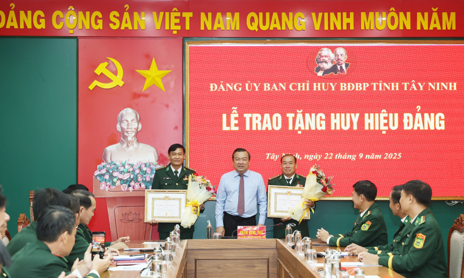 Nguyên Chỉ huy trưởng Bộ Chỉ huy Bộ đội Biên phòng tỉnh Tây Ninh Lê Văn Vỹ nhận Huy hiệu 30 năm tuổi Đảng